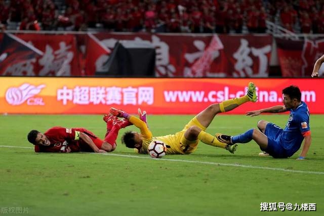 资助5年后因手机事件遭威胁的教师引发广泛讨论